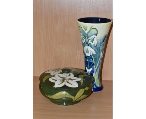 A MOORCROFT POTTERY BERMUDA LILY DESIGN CIRCULAR COVERED TRINKET BOX, decorated with cream lilies on a green ground, diameter