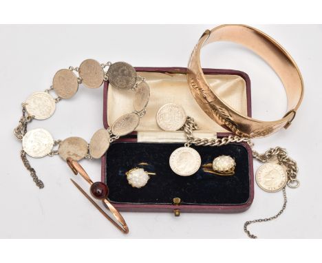 A SMALL BOX OF JEWELLERY, to include a 9ct rolled gold hinged bangle with foliate pattern, stamped 9ct RG, a Three Pence coin