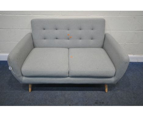 A MODERN GREY UPHOLSTERED TWO SEATER SOFA, length 137cm x depth 81cm x height 81cm, condition report: in need of a clean, gen