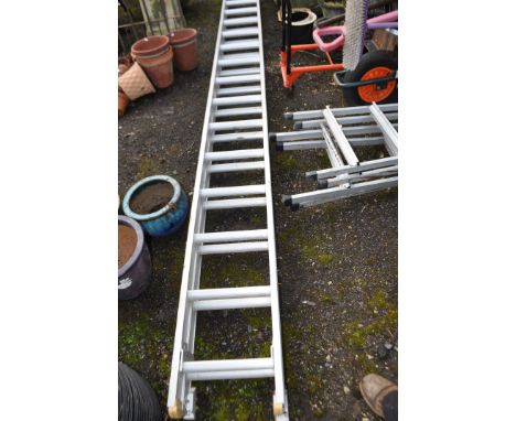 AN ALUMINIUM DOUBLE EXTENSION LADDER with sixteen rungs to each 40cm length. Condition Report no obvious damage