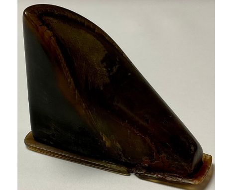 A late 18th century horn snuff box, hinged, pinned cover, 7.5cm wide 
