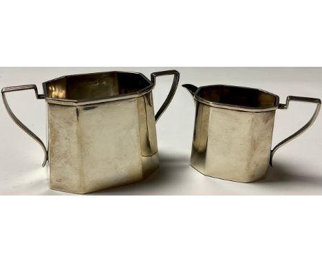 A Victorian octagonal silver cream jug and sucrier, Birmingham 1900, 136g (2) 