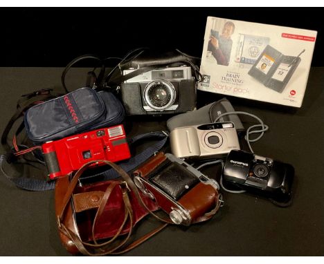 A Minolta 7s camera, cased; a Retina IIc camera; others; a Nintendo DS lite 