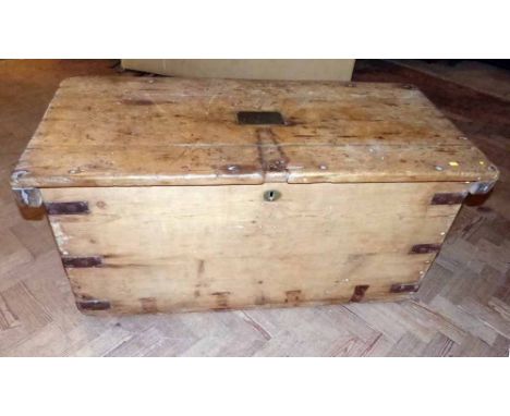 Pine travelling trunk. Condition report: see terms and conditions