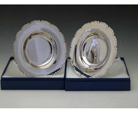 Two sterling silver 20cm plates, 2006 and 2009, approx 300g each Condition report: see terms and conditions
This lot is sold 