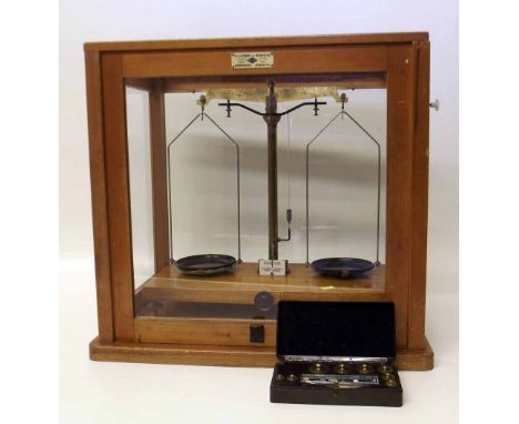 George & Becker chemists scales with a box of weights. Condition report: see terms and conditions