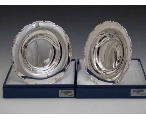 Two sterlingsilver 20cm plates, 2009, approx 300g each Condition report: see terms and conditions
This lot is sold subject to