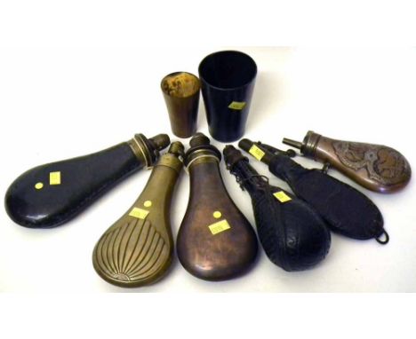 Leather powder flask, a two horn beaker, also five other shot flasks. Condition report: see terms and conditions