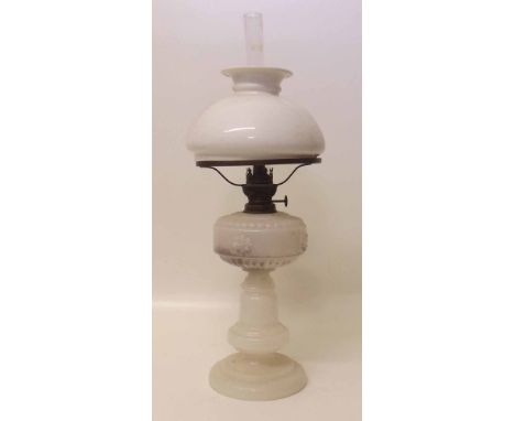 Victorian glass oil lamp. Condition report: see terms and conditions