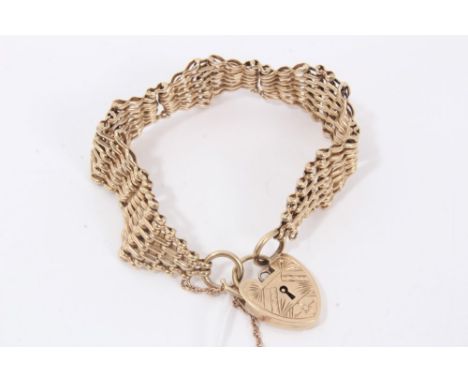 9ct gold gate bracelet with padlock claspCondition report: Weight 28.6g