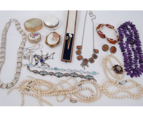 Group of jewellery to include a cultured pearl necklace with 9ct gold and amethyst clasp, Victorian silver/white metal neckla