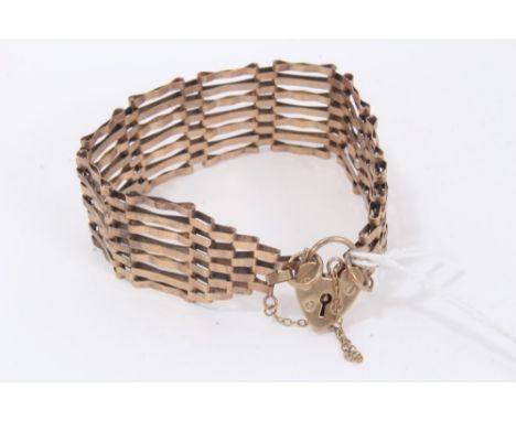 9ct gold gate bracelet with padlock claspCondition report: Weight 14.7g