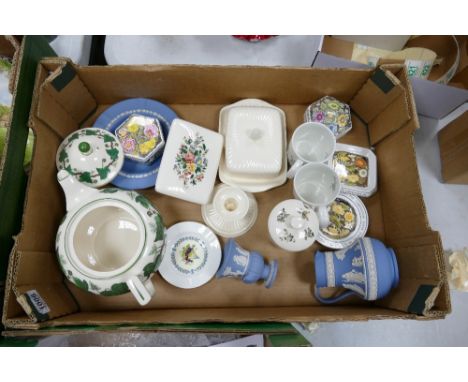 A mixed collection of Wedgwood item to include: Napoleon Ivy Teapot, Jasperware, Cream Ware &amp; commemorative items 