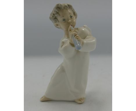 Small Lladro Figure of Angel playing Pipes: height 15cm 