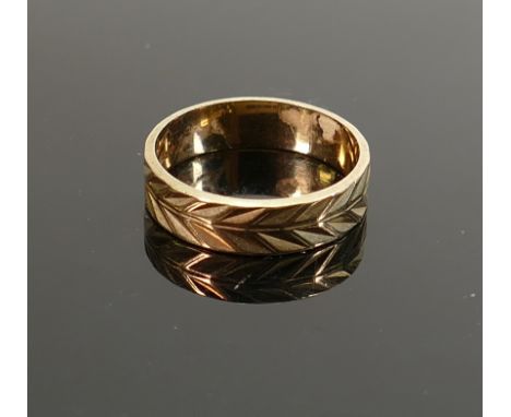 9ct wedding ring, size L/M, 2.6g: 