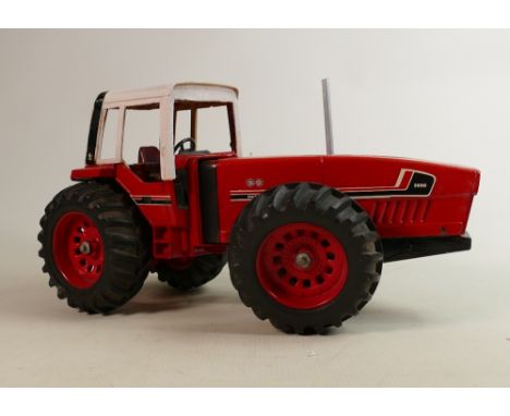 International Harvester Farm Toy Tractor 3588 2+2 : some repainting noted,  length 36cm 