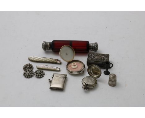 A VICTORIAN RUBY GLASS SCENT BOTTLE and various small pieces, including a plated compact and sovereign case, silver vesta hol