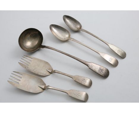 ANTIQUE FIDDLE PATTERN SERVING PIECES:- A pair of fish slices with tines at the front, initialled "D", by William Eaton, Lond
