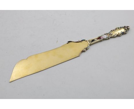 A LATE 19TH / EARLY 20TH CENTURY AMERICAN SILVERGILT AND ENAMEL SERVING SLICE for dessert or cake, the scroll decorated handl