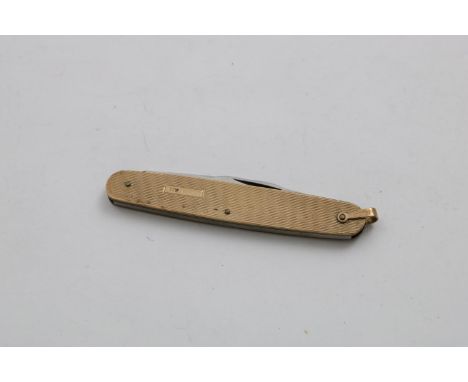 AN ELIZABETH II 9 CT. GOLD-MOUNTED PEN KNIFE with two stainless steel blades and engine-turned palettes, by S.J. Rose &amp; S