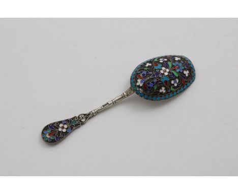 A LATE 19TH / EARLY 20TH CENTURY RUSSIAN CLOISONNE-ENAMELLED CADDY SPOON OR SCOOP decorated in blues, white, green and foiled