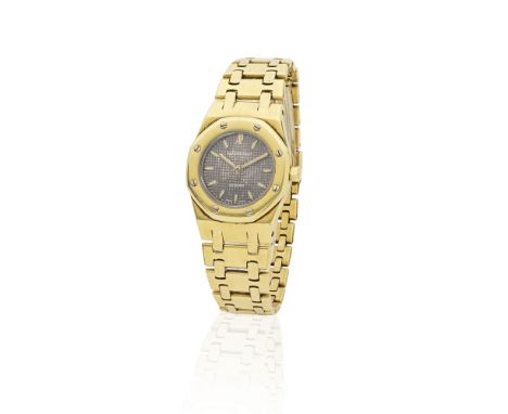Audemars Piguet. A mid-size 18K gold automatic bracelet watchAudemars Piguet. Montre bracelet de taille medium en or jaune 18