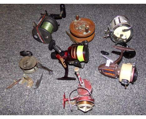Box of vintage fishing reels: Captain Mitchell 624 (made in France), Daiwa sealine SL250H graphite frame, Global fisherman 50