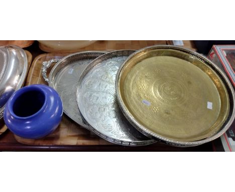 Tray of mixed items, to include: Viners of Sheffield Alpha plate circular chased decoration tray, similar Falstaff tray, a Fa