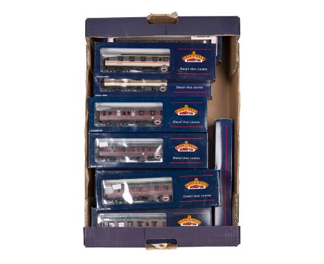 A quantity of Bachmann OO railway. A Longmoor Military Railway Austerity 2-8-0 tender locomotive Sir Guy Williams 400, in blu