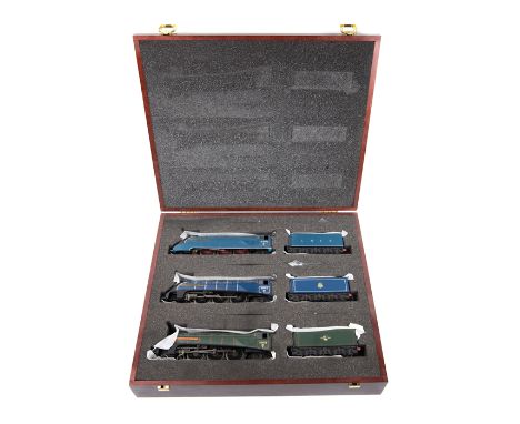 A Bachmann OO railway locomotive presentation set. Comprising 3x Class A4 Pacific 4-6-2 tender locomotives. All 3 as Commonwe