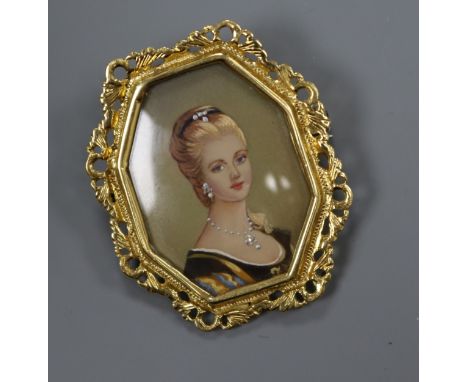 An 18k gold mounted miniature portrait pendant brooch, decorated with the bust a young lady, 38mm.