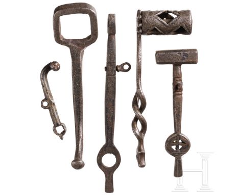 Vier eiserne Radschlossschlüssel und ein Spannschlüssel, deutsch, 16./17. Jhdt. Unterschiedliche eiserne Spanner. Ein kleiner