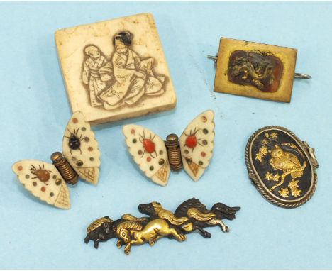 Two Japanese ivory butterfly clips, an ivory netsuke with button back and other items.