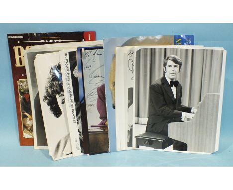 A silver cigarette case (a/f), a pair of silver-banded smoking pipes in case, a Veteran Motorist '47' car badge, another RAC 