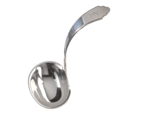 AN AMERICAN STERLING SILVER SAUCE LADLE WITH A SCALLOPED BOWL.  LENGTH: 5.5 INCHES.GOOD CONDITION.