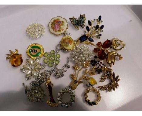 Mixed costume jewellery and brooches. UK P&amp;P Group 1 (£16+VAT for the first lot and £2+VAT for subsequent lots) 