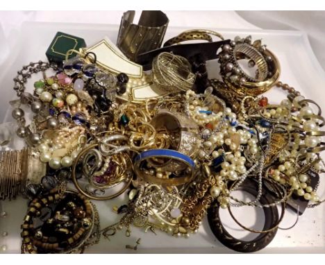 Quantity of mixed costume jewellery. UK P&amp;P Group 2 (£20+VAT for the first lot and £4+VAT for subsequent lots) 