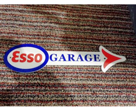 Cast iron Esso arrow garage sign, W: 40 cm. UK P&amp;P Group 2 (£20+VAT for the first lot and £4+VAT for subsequent lots)