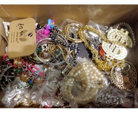 Box of mixed costume jewellery. UK P&amp;P Group 2 (£20+VAT for the first lot and £4+VAT for subsequent lots) 