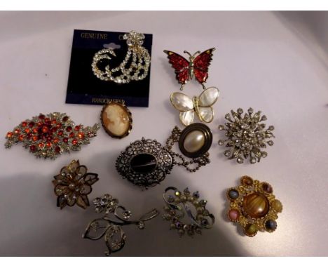 Mixed costume jewellery brooches. UK P&amp;P Group 1 (£16+VAT for the first lot and £2+VAT for subsequent lots) 