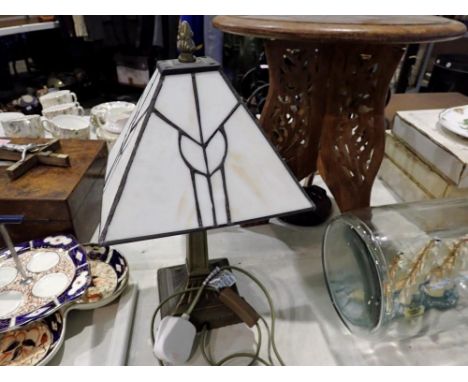 Modern Tiffany style table lamp, H: 37cm. All electrical items in this lot have been PAT tested for safety and have passed. T