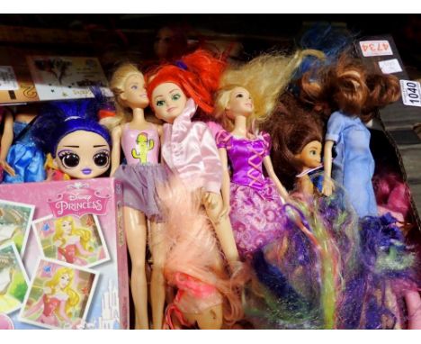 Tray of twenty Barbie/Sindy style fashion dolls. Not available for in-house P&amp;P 