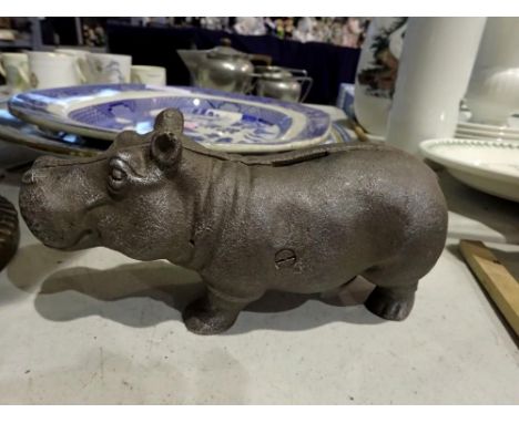 Cast iron hippo money box, L: 20 cm. UK P&amp;P Group 1 (£16+VAT for the first lot and £2+VAT for subsequent lots)