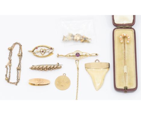 A collection of gold jewellery to include a 9ct gold circular pendant missing loop, weight approx 2.6gms, a coral and half pe