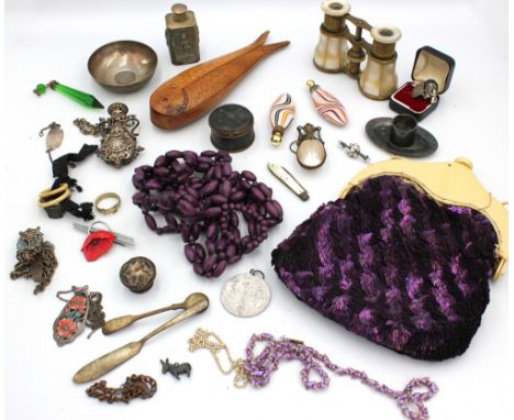 A mixed lot comprising: a novelty pair of 20th century fish shaped nutcrackers, approx. 19cm; a 1920s/30s ladies evening bag,