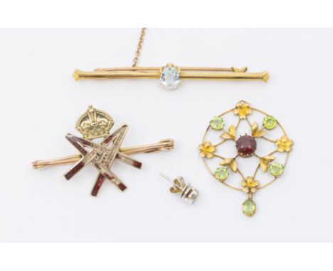 A collection of gold jewellery to include an Edwardian aquamarine and 15ct gold bar brooch, set with an oval mixed cut aquama