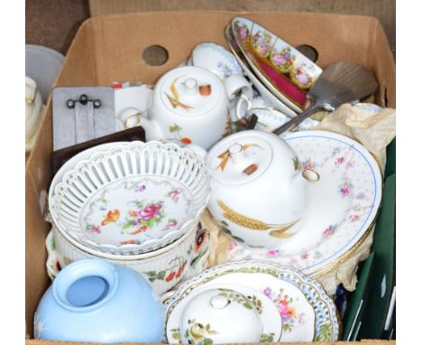 A mixed lot of decorative ceramics to include Royal Worcester oven to table ware, Royal Crown Derby Posies, etc.