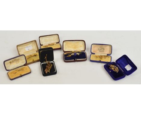 Two 15ct yellow gold Edwardian bar brooches, one of plain design with central aquamarine, the other with ornate bar design, f