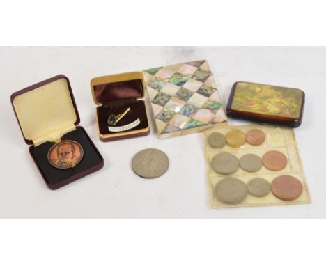 A small quantity of collector's items comprising a mother of pearl and abalone card case in chequered design, a small cheroot