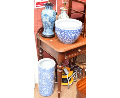 A decorative stick stand, a jardinière stand, and two lamps (4).